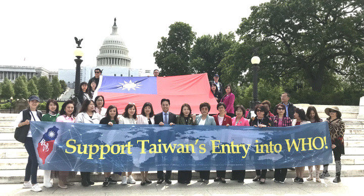 駐美代表處公使鄭榮俊(右七)、世華總會長莊佳維(右六)與大家一起為支持臺灣加入WHO加油