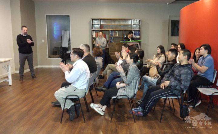 與會者鼓掌感謝講師精闢的分析