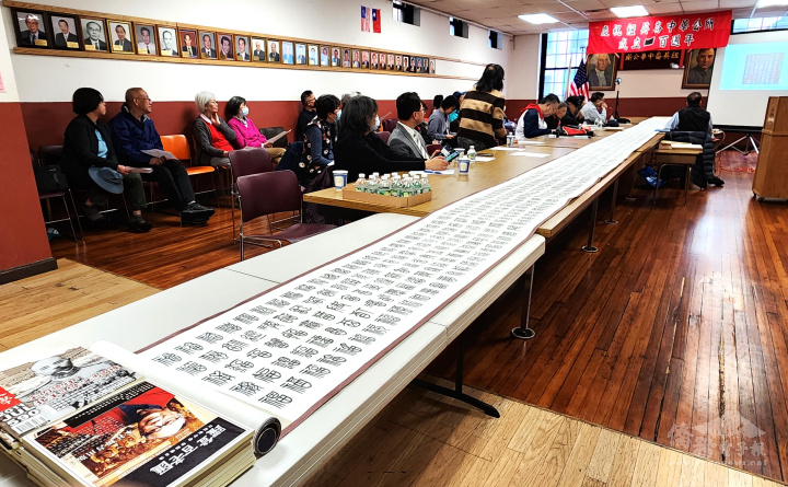 梅宇國在會場展示他寫的千福圖長卷