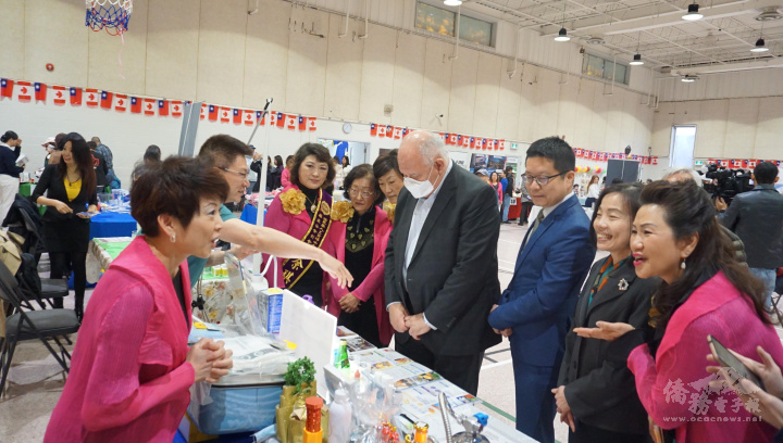 萬錦市長Frank Scarpitti在臺商淨水機展攤前了解商情