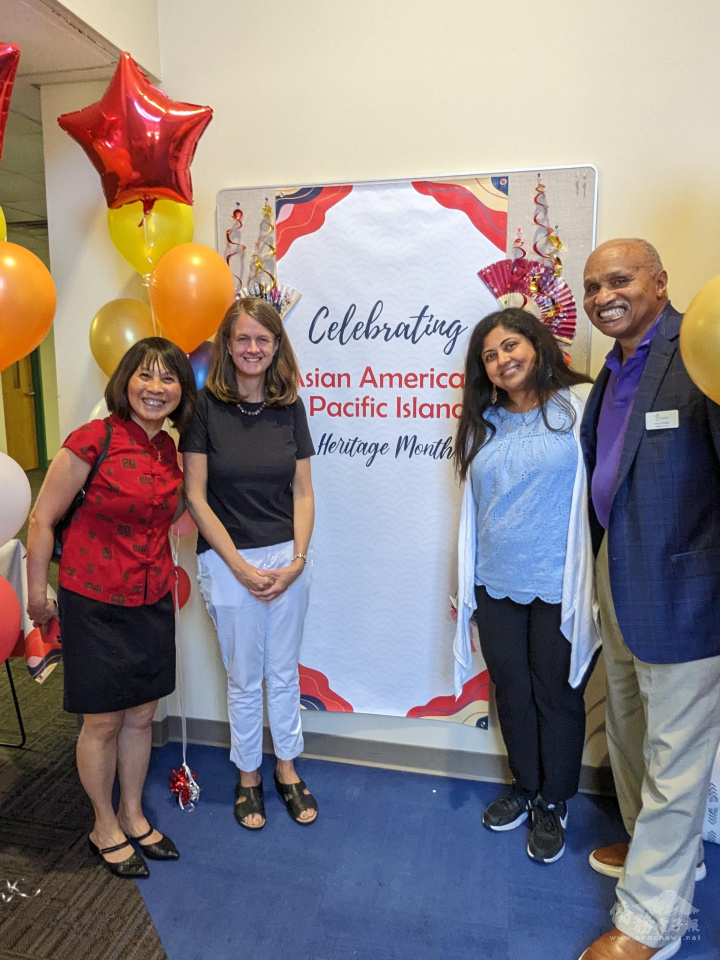 活動總監段堅定(左1)、威爾美村主席及團隊(左2)