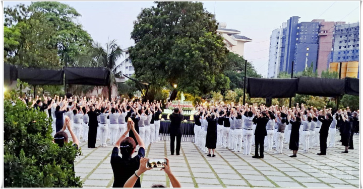 浴佛節儀式人人手獻明燈共同祈福