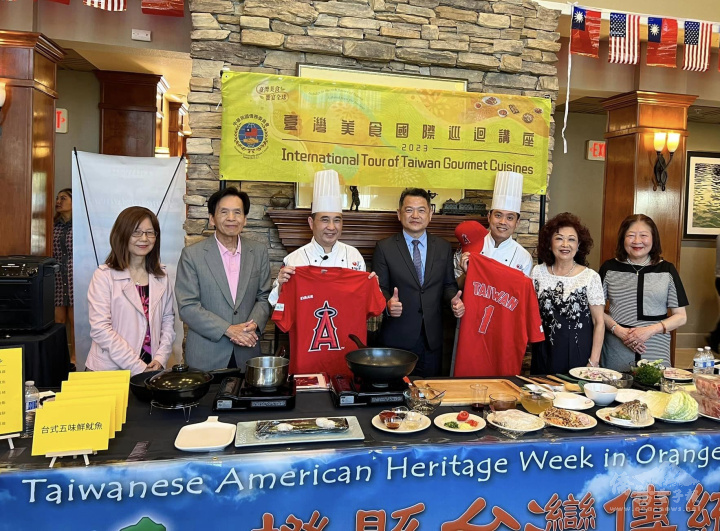 2023年臺灣美食巡迴講座首站到橙縣，主辦單位熱烈歡迎兩位名廚，圖左起徐湛生、呂耀勳、蔡萬利、紀欽耀、楊勝凱、林翠雲及黃河芬