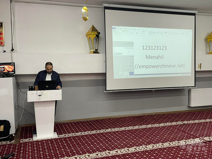 澤亞德（Ziad Zam)老師告訴學生如何進入系統