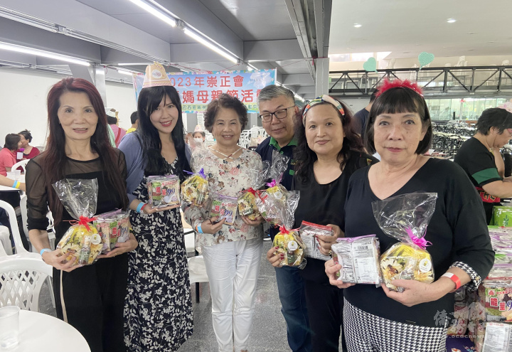 鍾建仁（右三）贈送禮物給媽媽代表，左起支黃秀莉、歐美廷、黃林月嬌、葉莉煒、張安娜