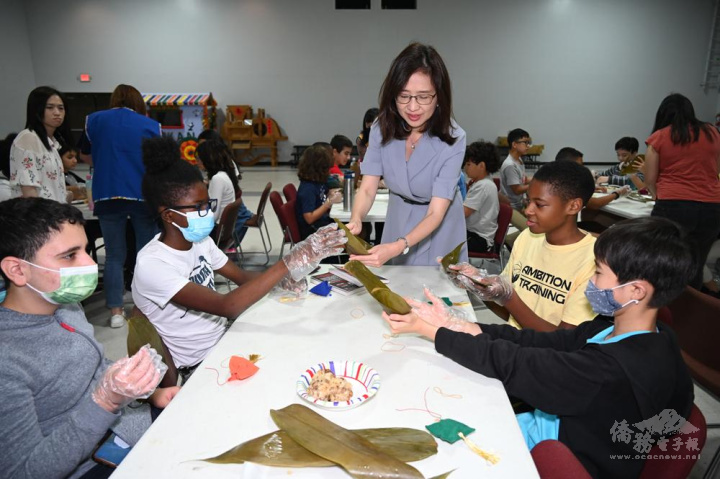 休士頓文教中心主任王盈蓉親自下場示範包粽子