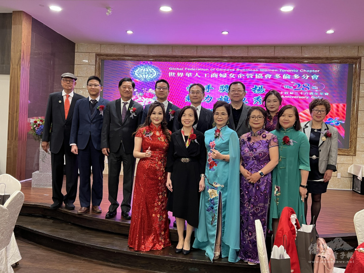 世華工商婦女會多倫多分會會長林桂珠(前排右三)、榮譽會長林美玲僑務委員(前排左一)、兩位副會長林麗娟(前排右二)、劉瑪麗(前排右一)、駐多倫多辦事處處長陳錦玲(前排左二)、副處長陳冠中(後排右三)、文教中心主任藍柏青(後排左四)、臺貿中心主任李身偉(後排左二)、僑務委員范瑋、僑務諮詢委員顧振森、僑務顧問鄭秀明等合照。