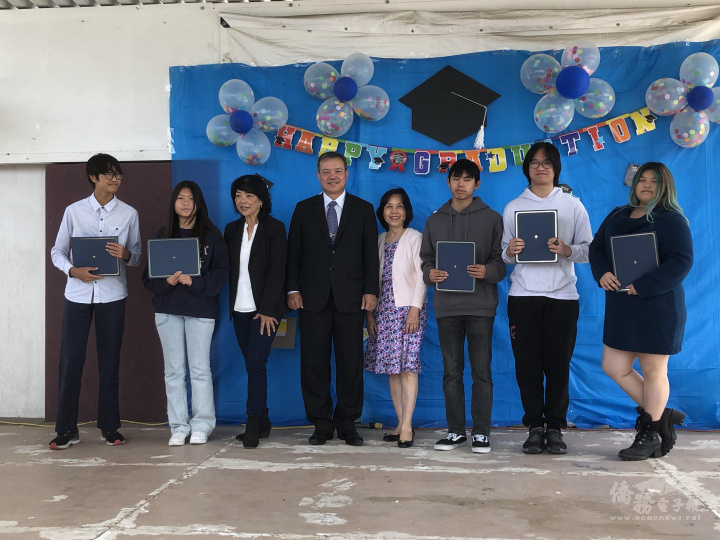 畢業班同學以中文發表感言，感謝父母親鼓勵及學校師長的教導