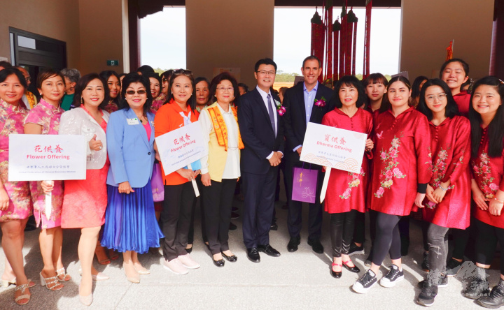 范厚祿與獻供臺灣僑團合照