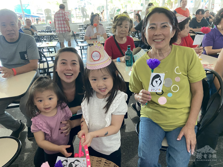 小朋友提著花籃送康乃馨給媽媽們