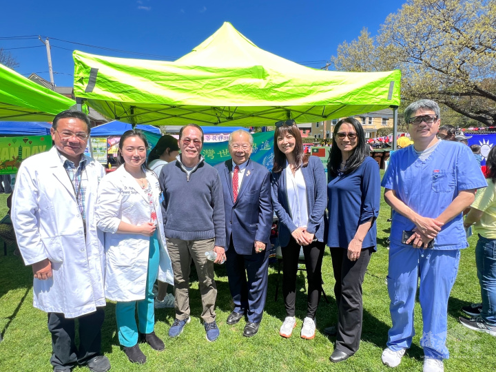 黃子安 (中) 特地探問牛頓臺灣日的醫師團