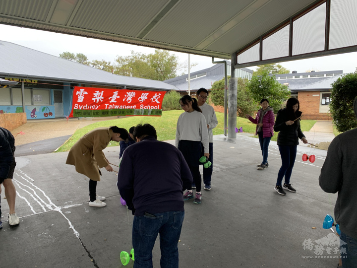 北岸校區家長們專注認真學習扯鈴