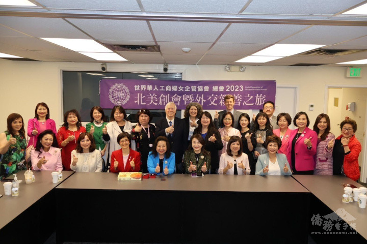 世華總會長莊佳維(前排右三)與副總會長白越珠(前排左四)邀請馬州州務卿李鳳遷女士(前排左五)團隊訪問臺灣