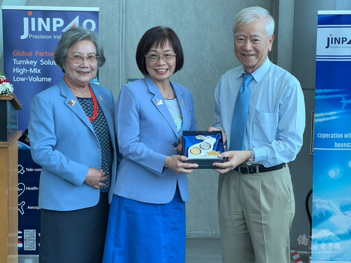 泰國臺灣商會聯合總會副總會長蔡雯慧(左一)及總會長郭修敏(左二)贈紀念品予王文山