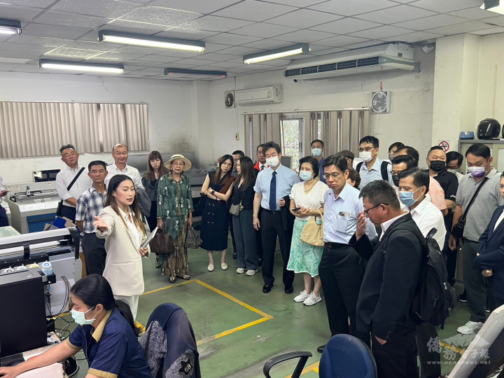 泰雙利有限公司總經理陳鈺蟬向駐泰國代表處大使莊碩漢及參訪貴賓們說明製造流程