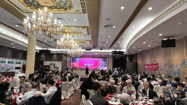  駐多倫多辦事處處長陳錦玲致詞。