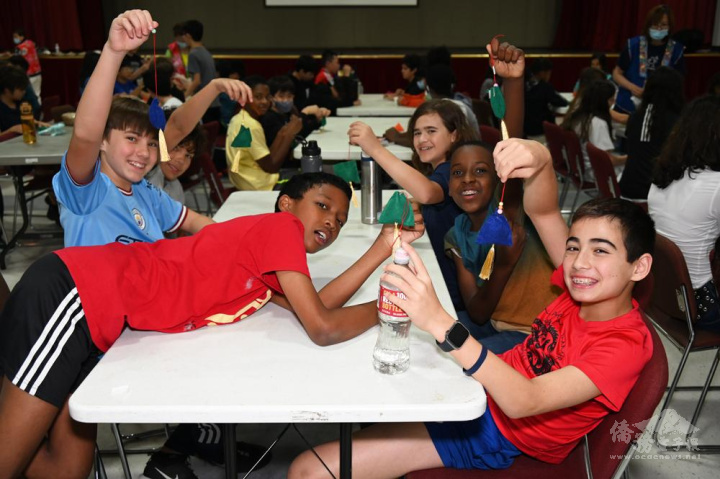 學生展示製作香包成果