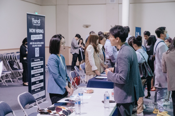 參加者與參展公司交流