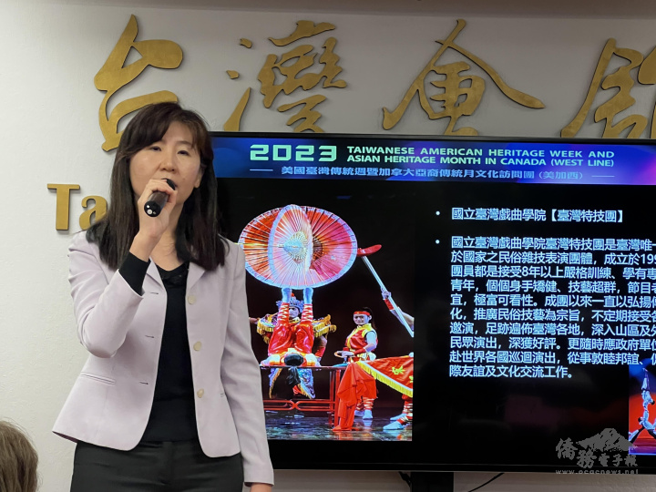 文教中心主任莊雅淑介紹訪問團