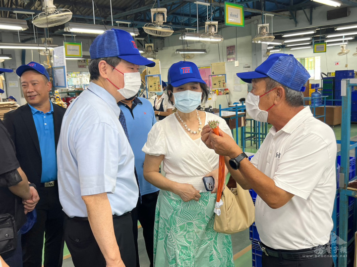 泰僑昌工業有限公司董事長郭有煌向莊碩漢講解生產流程