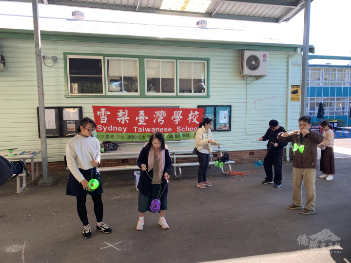 西北校區家長們專注認真學習扯鈴