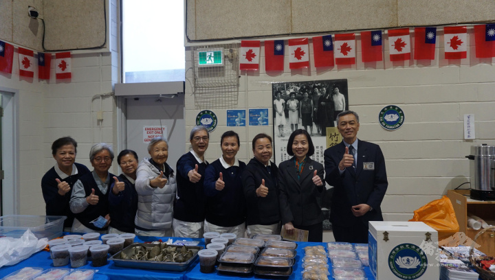 陳錦玲(右二)與慈濟多倫多分會蔬食義賣攤位成員合照，右一為慈濟執行長鄭揚河