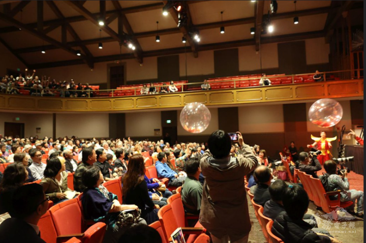 臺灣特技團文化巡演與觀眾互炸寒單爺表祈福之意