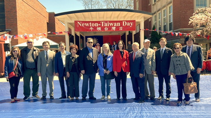 牛頓臺灣日嘉賓們合影。左起，紐英崙龍岡親義公所主席關麗莎，世界鳳倫公所會長司徒宗達，潘昭榮，紐英崙中華公所主席雷國輝，波士頓僑務委員郭競儒、陳仕維及夫人鍾珮玲，Ruthanne Fuller，黃子安，牛頓臺灣日籌備會主委蔣宗壬，孫儉元和蔣宗壬夫人史美芳，麥德福市議員曾御宸