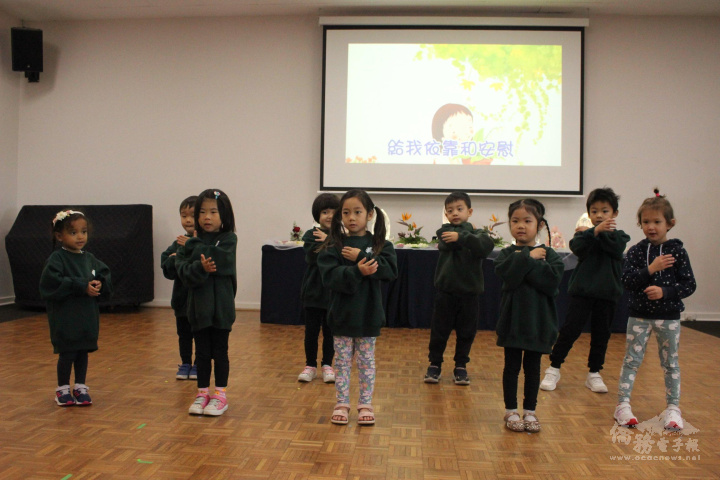 慈濟人文學校兒童班表演「母親的手」
