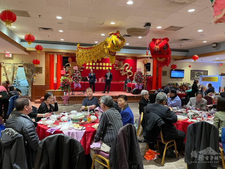 多倫多文教中心主任藍柏青(右)與僑務諮詢委員楊俊宏(左)於涉趣園劇社91週年餐舞會引吭高歌