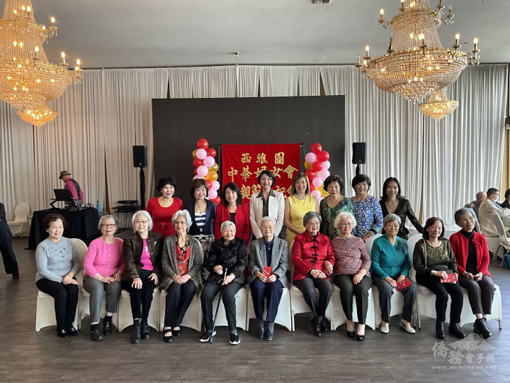 年長母親與婦女會合影(左四為吳曉竹、右四為甄款秀)