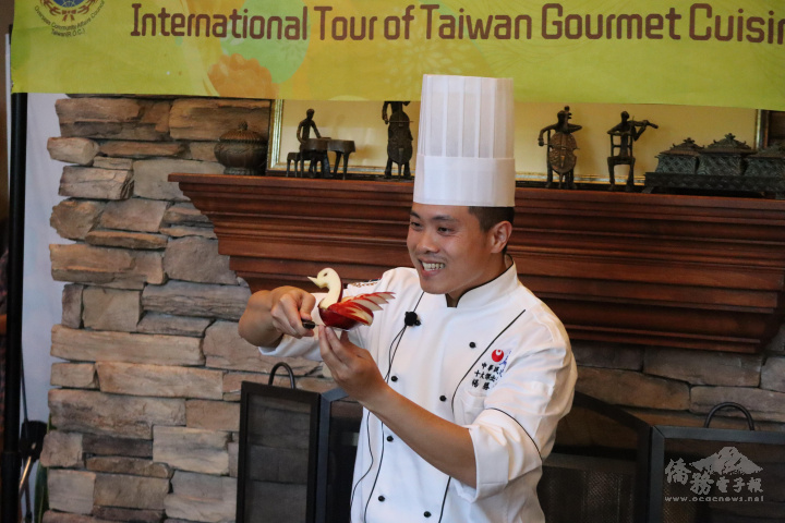 世界果雕冠軍楊勝凱示範用蘋果雕出天鵝