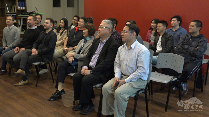 與會者專注聆聽座談內容