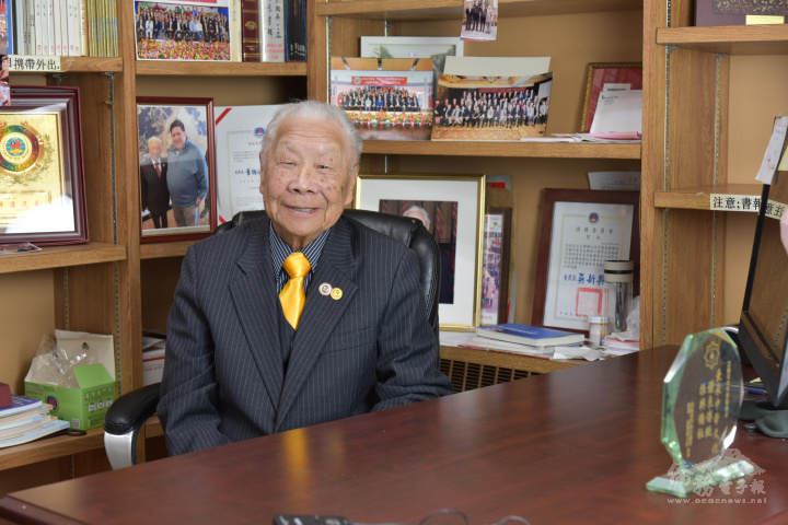 伍健生在中華會館辦公室接受專訪