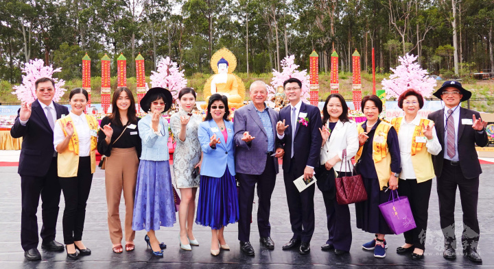 駐布里斯本辦事處處長范厚祿(右5)與各界貴賓留影