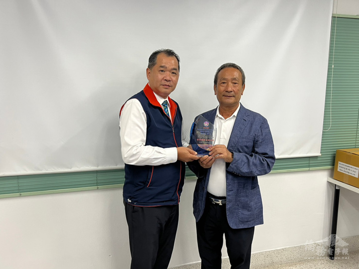 吞武里臺商聯誼會會長賴俊宏致贈紀念品予郭有煌
