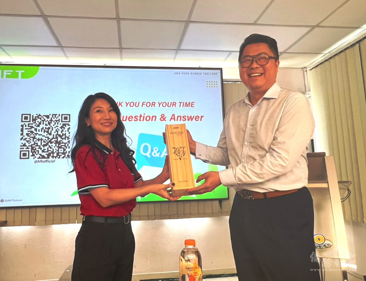 林宇馨致贈莊智堯紀念品合影