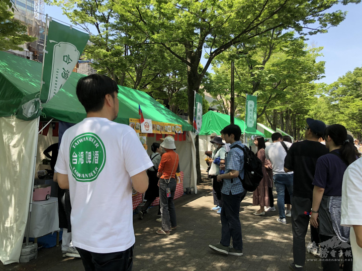 店家前排隊嚐臺灣經典美食