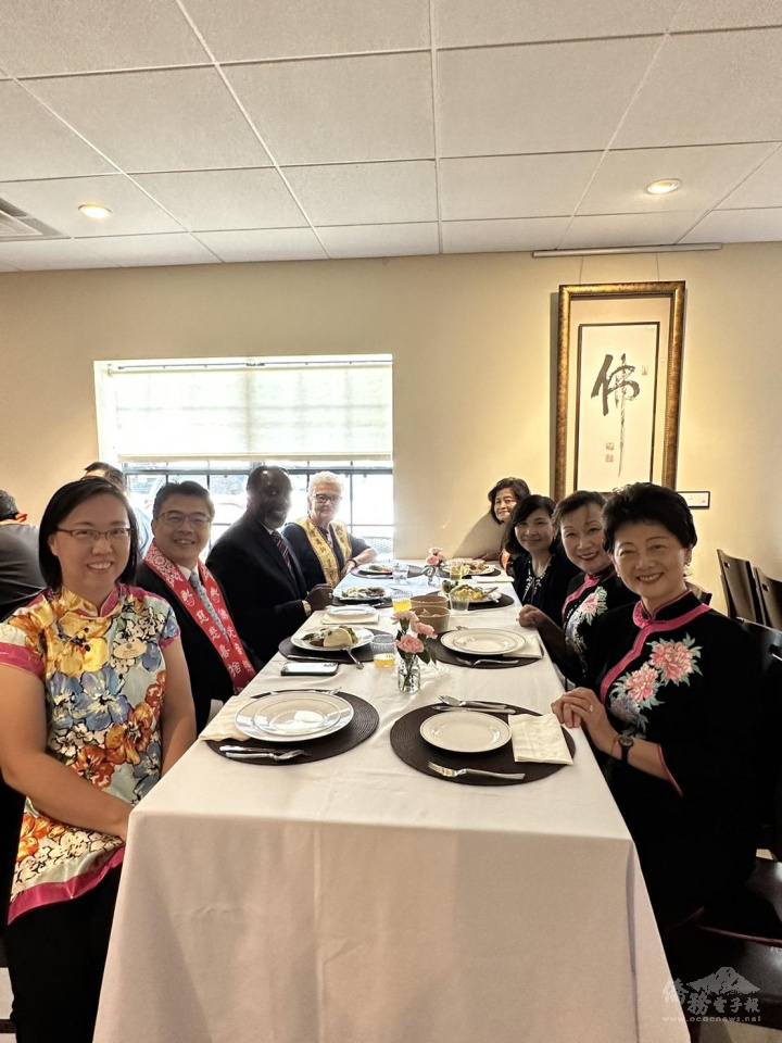 周啟宇與貴賓品嘗素食餐點，與會人員包括佛州橘郡郡長Jerry Demings(左3)、橘郡郡長辦公室Shally Wong女士(左1)、國際佛光會本土化副主任委員Ina Denton女士(左4)，右側來賓分別為僑務顧問許麗雪、僑務秘書劉敏如、佛州佛光會督導劉翠玉、僑務促進委員莊杏珠。