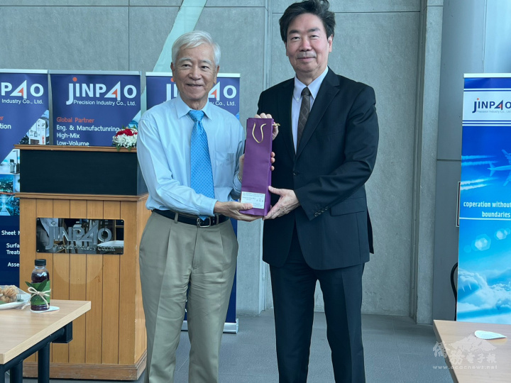 莊碩漢致贈紀念品予經寶精密前董事長王文山