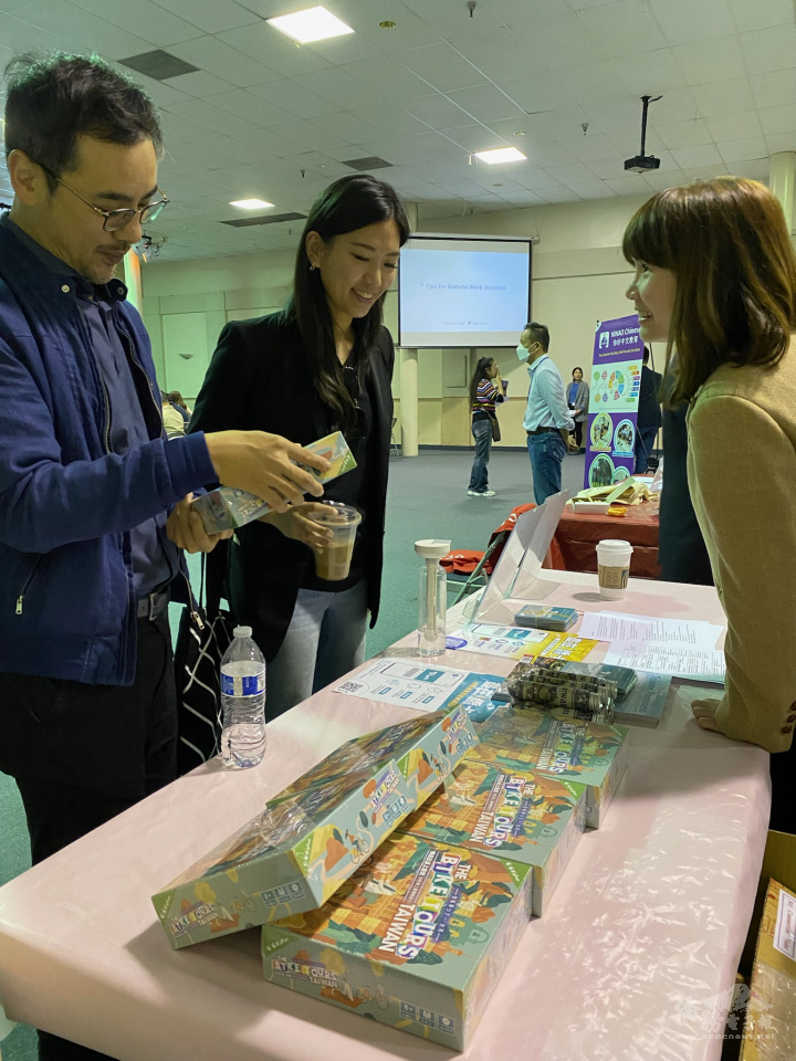 向與會來賓介紹 i 僑卡