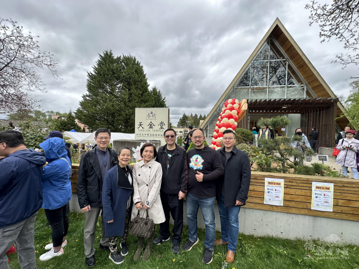 處長劉立欣(右4)、秘書黃慶育(左1)、夏念廷(右1)與天金堂理事長余嘉騄(右3)、師父陳明娜(左2)及年會執行總監余彥君(右2)合影