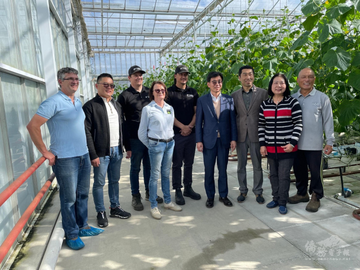 韓國參訪團、紐西蘭機器場商及農業指導專家到友仁的農場觀摩