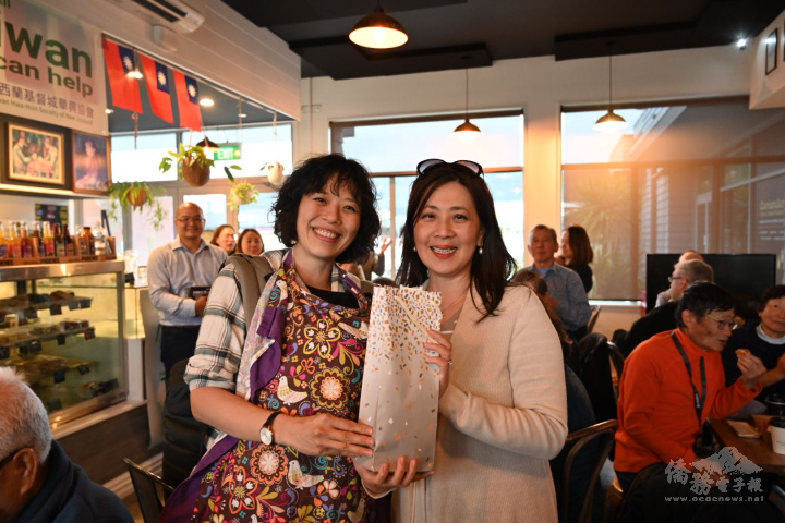 會長方婷儀（左）代表基督城臺灣華興協會感謝大使歐江安