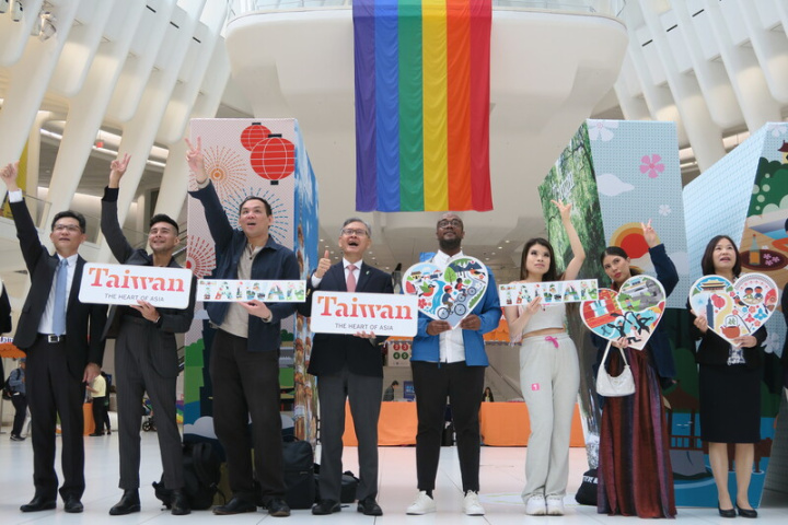 駐紐約辦事處長李光章（左4）、觀光局駐紐約辦事處主任溫佳思（右）23日在交通樞紐The Oculus舉辦的「我的台灣故事」活動中與來賓合影。