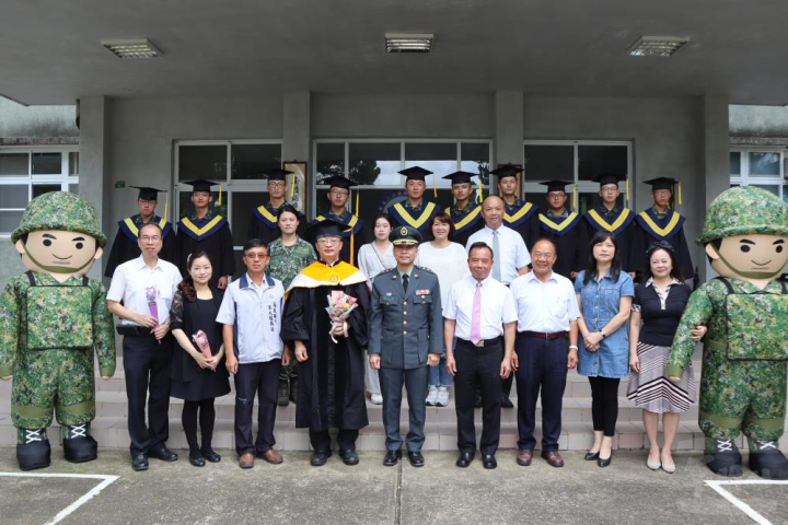 嘉義軍人服務站向官兵及徵屬說明軍人服務工作。（嘉義軍人服務站提供）