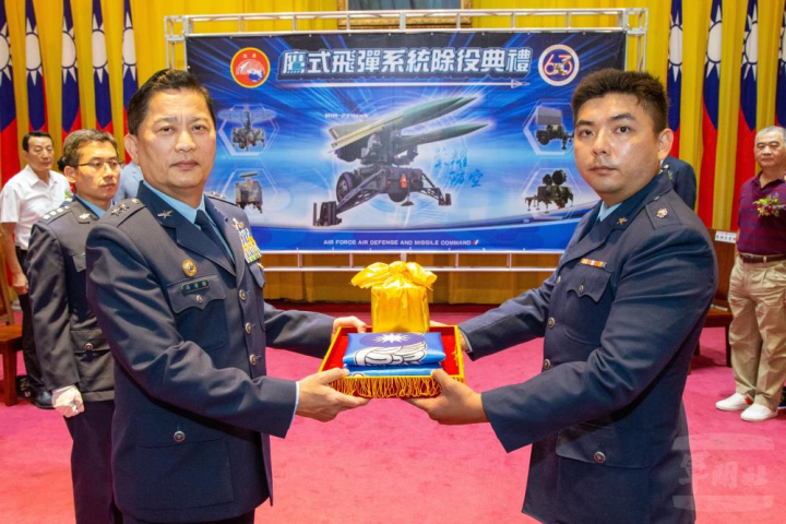 防空部鷹式飛彈連長呈繳單位印信、軍旗。