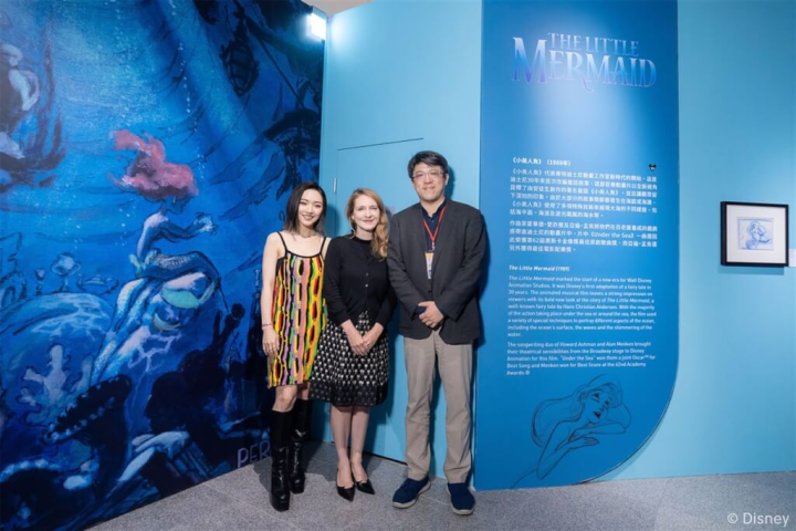 「迪士尼動畫展」21日起至10月11日將在台北中正紀念堂盛大登場，20日舉辦開展記者會，真人版電影「小美人魚」中文版配音歌手閻奕格（左起）、策展人麥考米克（Kristen McCormick）與聯合數位文創董事長李彥甫出席。（聯合數位文創提供）