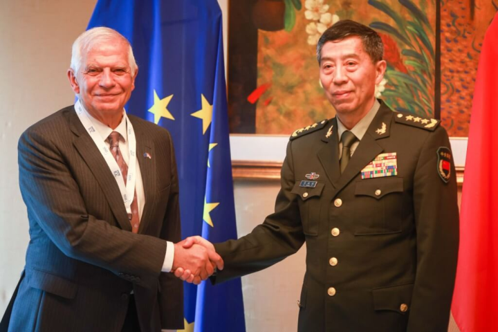 中國國防部長李尚福（右）4日在「香格里拉對話」與歐盟外交及安全政策高級代表波瑞爾（左）會晤。（圖取自twitter.com/JosepBorrellF）