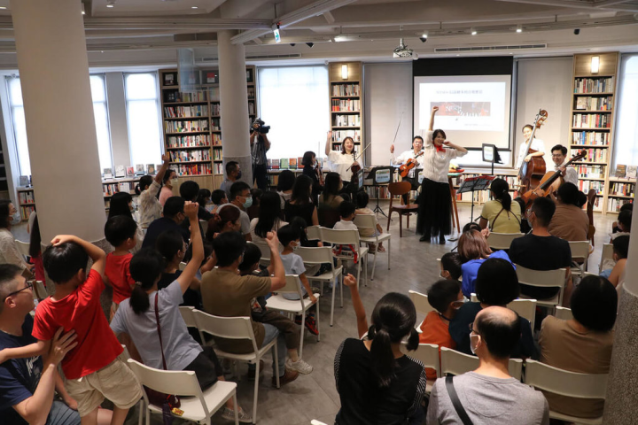 中央書局為4至8歲的親子家庭推出繪本音樂饗宴，第2場「企鵝演奏會」17日登場，吸引許多大小朋友共同參與，透過音樂引導和相互詮釋，引領孩子深入繪本，感受世界多元文化和閱讀樂趣。（中央書局提供）